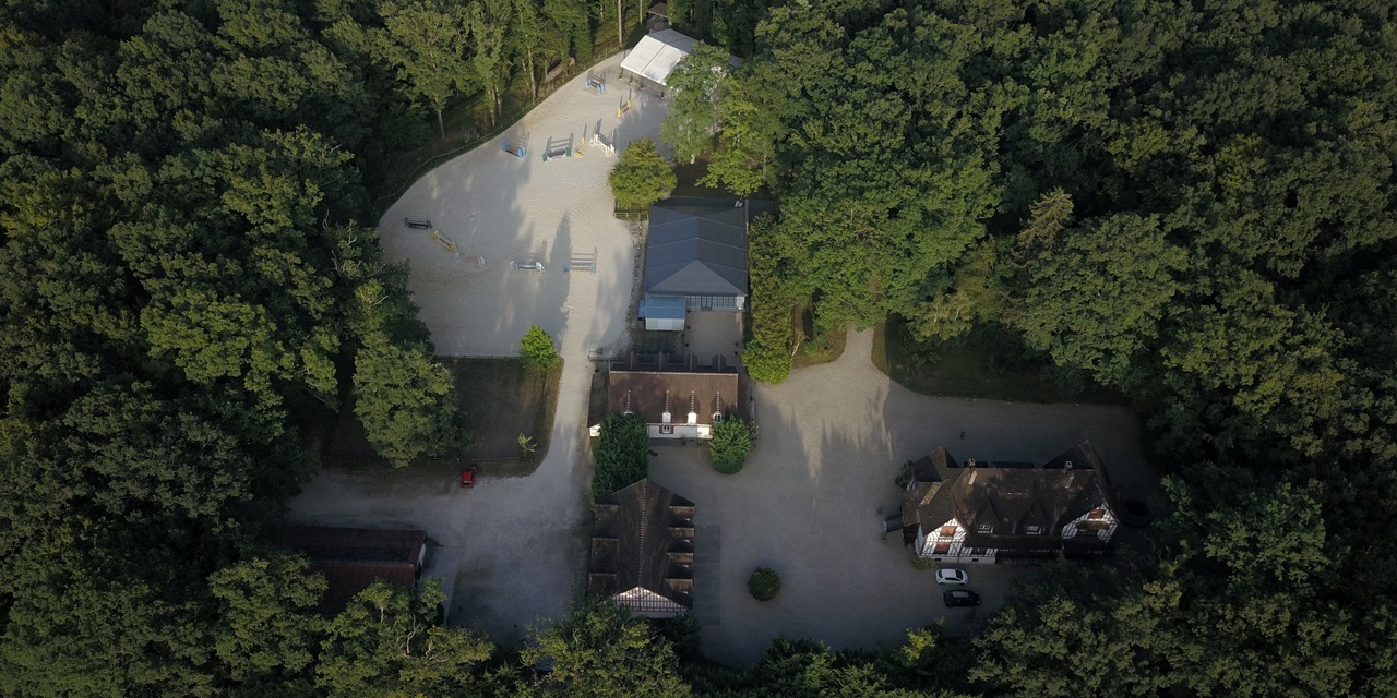 Vue aérienne du domaine cerné par la forêt