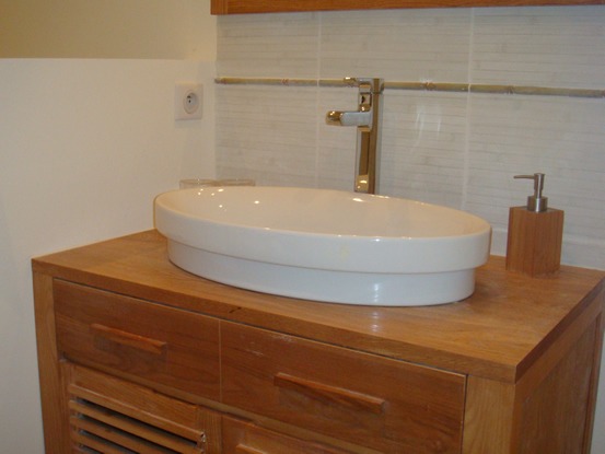 La vasque de bois de la salle de bain
