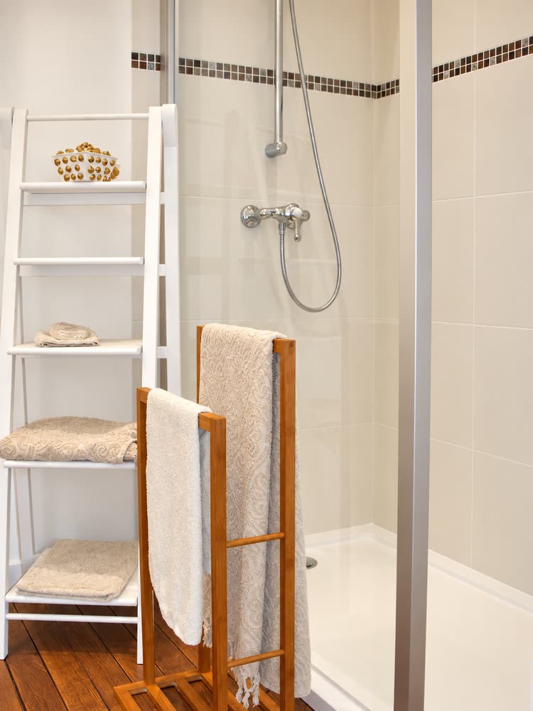 La douche de la chambre Fontainebleau et son porte-serviettes de bois