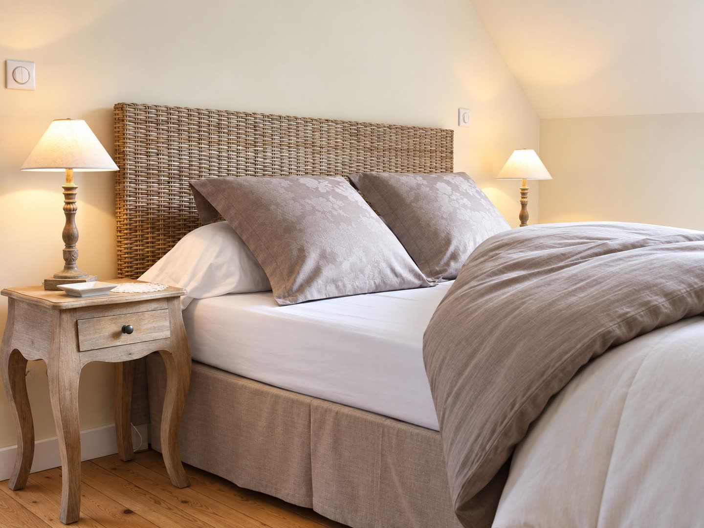Le lit de la chambre Fontainebleau, tête de lit en fibres tressées