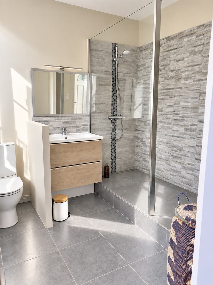 La salle de bain du gîte, douche à l'italienne et vasque sur meuble suspendu