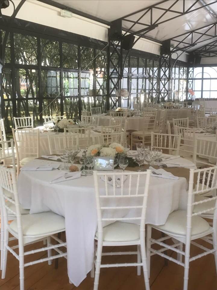 Couvert dressé sur nappe blanche
