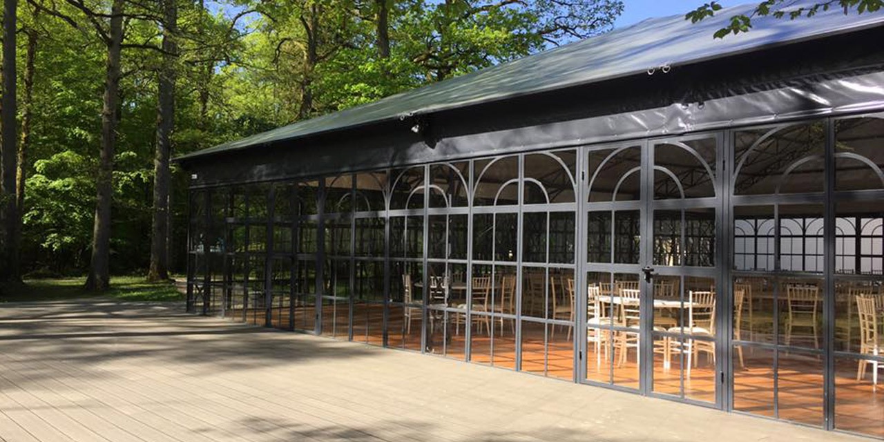La façade vitrée de l'orangerie et sa terrasse