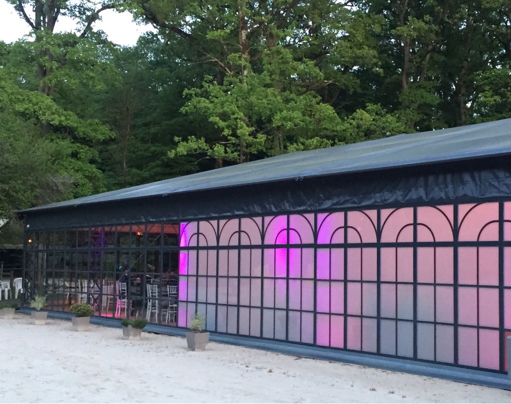L'orangerie illuminée à la nuit tombée