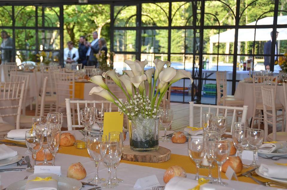 Table dressée devant la verrière
