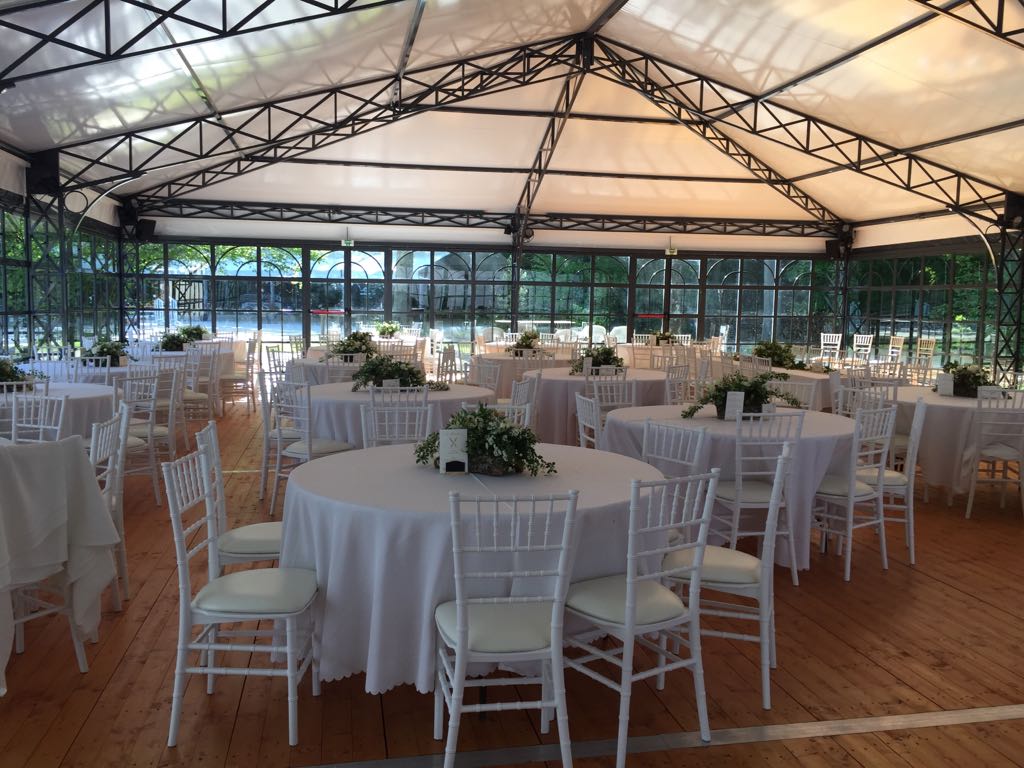 Tables rondes sous la charpente de l'orangerie