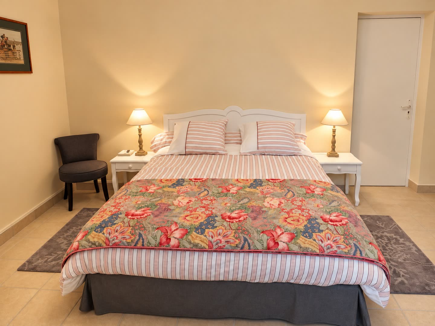 La chambre principale de la Suite de l'Orangerie et son lit de 160