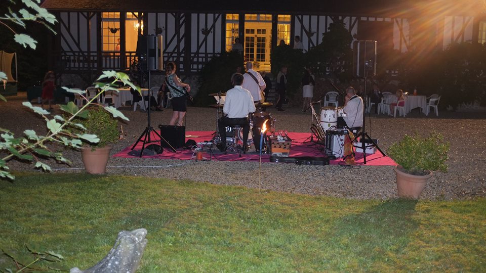 Tables et jeux installés sur la pelouse du parc