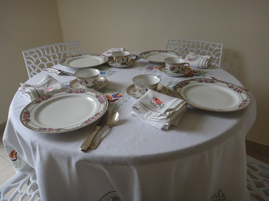 La table du petit-déjeuner dressée au manoir