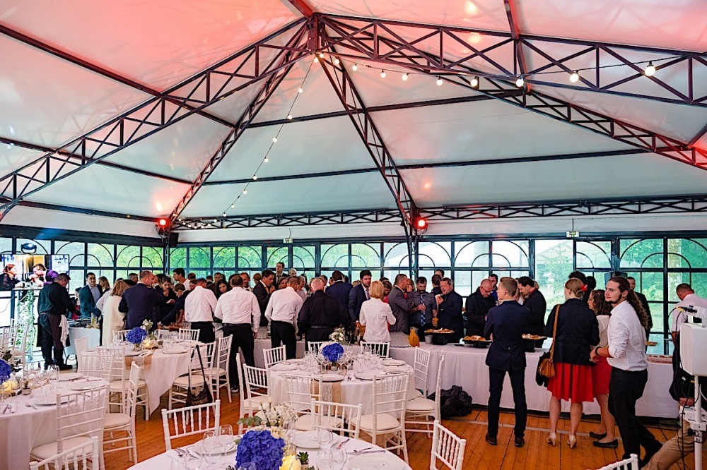Invités réunis pour un cocktail dans l'orangerie