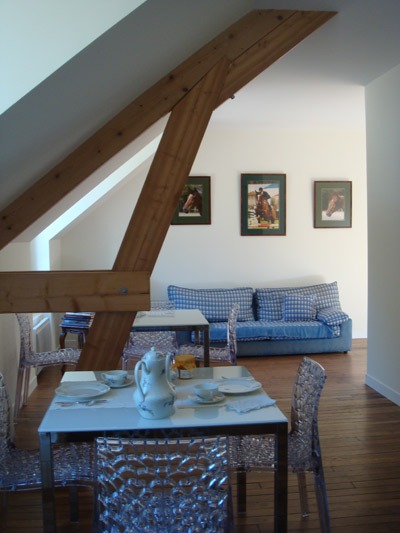 Un salon du manoir sous les poutres