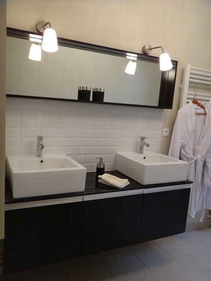 La salle de bain de la suite familiale, deux vasques
