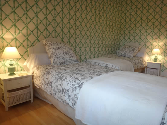 La chambre principale de la suite familiale
