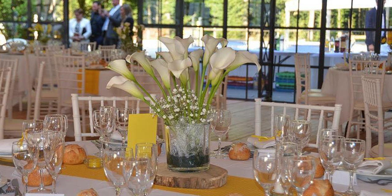 Centre de table d'arums blancs