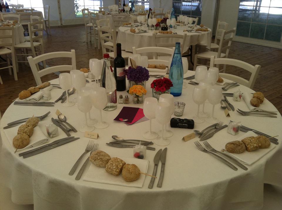 Table dressée, verres et bouteilles